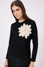 חולצת הנקה שחורה פרח גדול