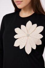 ⁦חולצת הנקה שחורה פרח גדול⁩ – תמונה ⁦3⁩