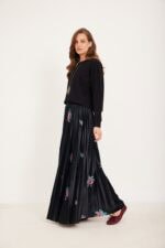 ⁦חצאית פליסה קטיפה פרחים⁩ – תמונה ⁦2⁩