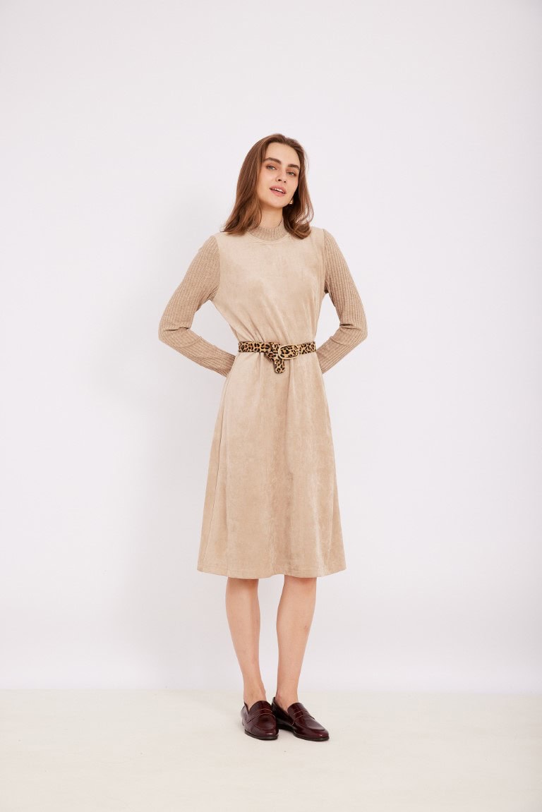 ORDMAN_260325_4161 שמלת זמש וריבס – תמונה 1