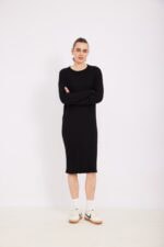 ⁦שמלת סריג שחורה⁩ – תמונה ⁦3⁩