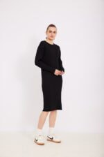 ⁦שמלת סריג שחורה⁩ – תמונה ⁦2⁩