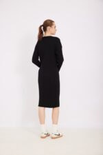 ⁦שמלת סריג שחורה⁩ – תמונה ⁦7⁩