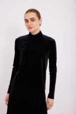 ⁦חולצת קטיפה גולף שחורה⁩ – תמונה ⁦3⁩