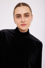 ⁦חולצת קטיפה גולף שחורה⁩ – תמונה ⁦2⁩